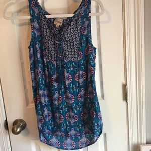 Short sleeve blue patterned blouse